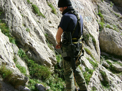 Άσκηση της Μονάδας Εφέδρων Καταδρομών Μ.Ε.Κ. στον βράχο Γ των Ειδικών Δυνάμεων - Φωτογραφία 2