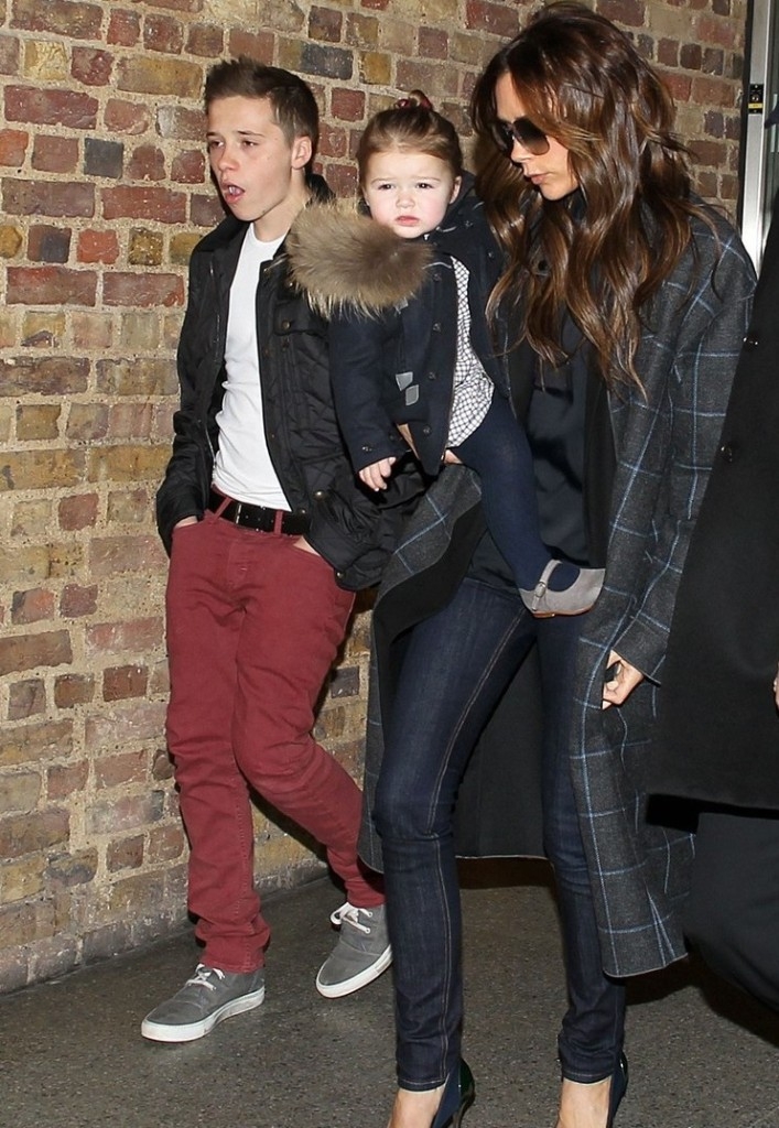 Victoria Beckham: Στο Λονδίνο με την Harper και τον Brooklyn! - Φωτογραφία 2