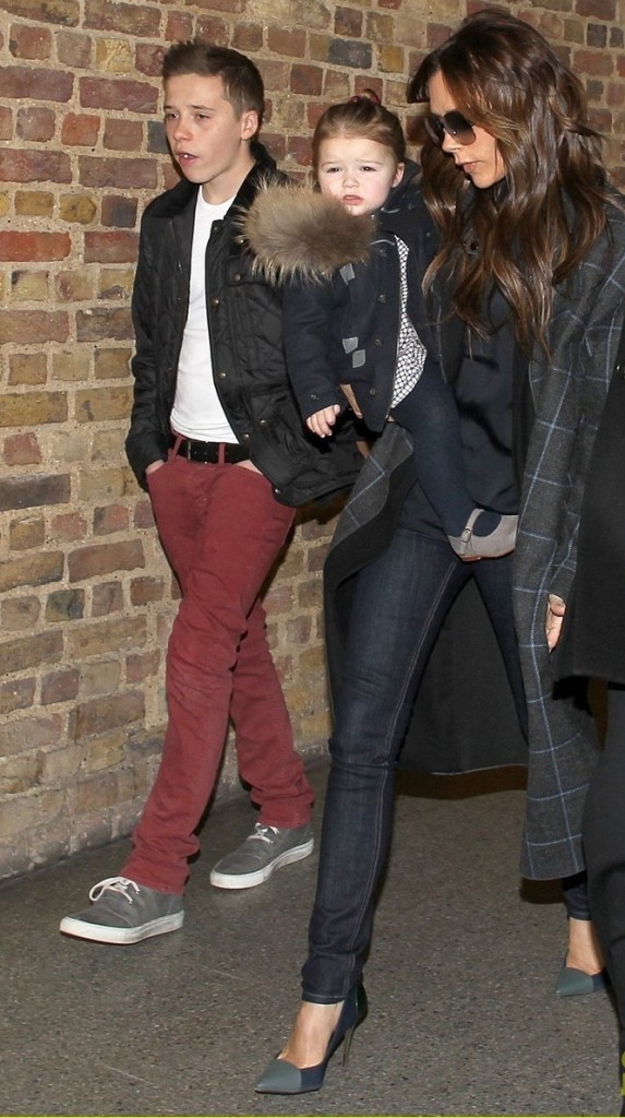 Victoria Beckham: Στο Λονδίνο με την Harper και τον Brooklyn! - Φωτογραφία 6