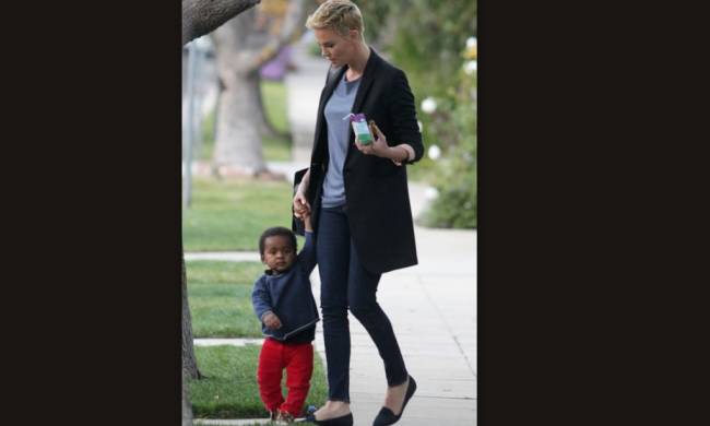 Charlize Theron: Στην παιδική χαρά με τον γιο της, Jackson - Φωτογραφία 1