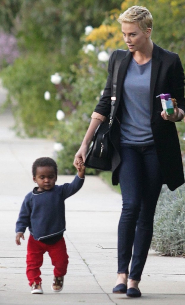 Charlize Theron: Στην παιδική χαρά με τον γιο της, Jackson - Φωτογραφία 4