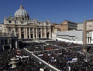 Μεγάλα πλήθη στο Βατικανό για την τελευταία εμφάνιση του Πάπα Βενέδικτου - Φωτογραφία 1