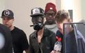 Πόσο πιο γελοίος πια; Με μάσκα αερίων κυκλοφορεί ο Bieber στο Λονδίνο!