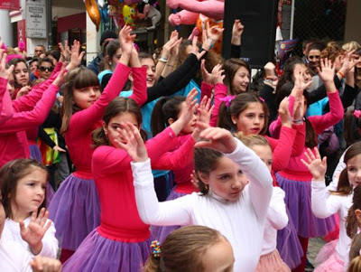 Πάτρα: Πλημμύρισε από λιλιπούτειους καρναβαλιστές η Ρήγα Φεραίου - Δείτε φωτο - Φωτογραφία 6