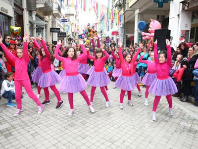 Πάτρα: Πλημμύρισε από λιλιπούτειους καρναβαλιστές η Ρήγα Φεραίου - Δείτε φωτο - Φωτογραφία 7