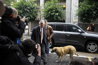 Τετράποδη... υποδοχή στους επικεφαλής της τρόικας - Φωτογραφία 5