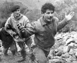 Κυριακή 3 Μαρτίου 1957, ο ήρωας Γρηγόρης Αυξεντίου πολεμώντας μόνος, περικυκλωμένος από 60 Άγγλους ,έπεφτε νεκρός. - Φωτογραφία 6