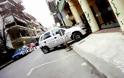 Αυτοκίνητο σχολής οδηγών φράζει το πεζοδρόμιο στα Τρίκαλα - Φωτογραφία 1