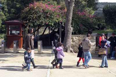 Ξεναγήθηκαν δωρεάν στην Κνωσσό - Φωτογραφία 2