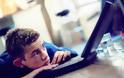 ΕΡΕΥΝΑ Οι έφηβοι που είναι εθισμένοι στο ίντερνετ αυτοτραυματίζονται
