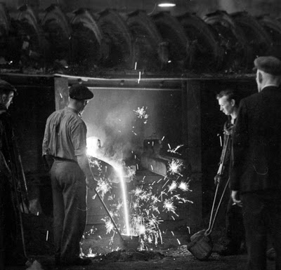 Σπάνιες εικόνες από χυτήριο σιδήρου το 1920 - Φωτογραφία 3