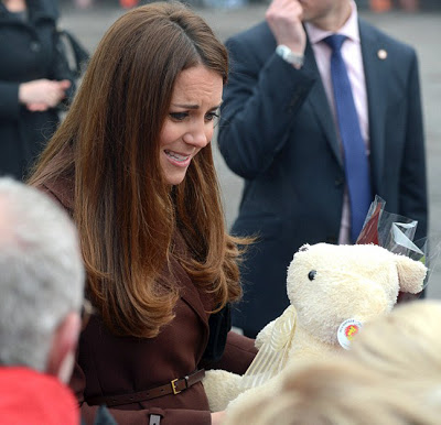 Κορίτσι περιμένει η Kate Middleton - Φωτογραφία 2