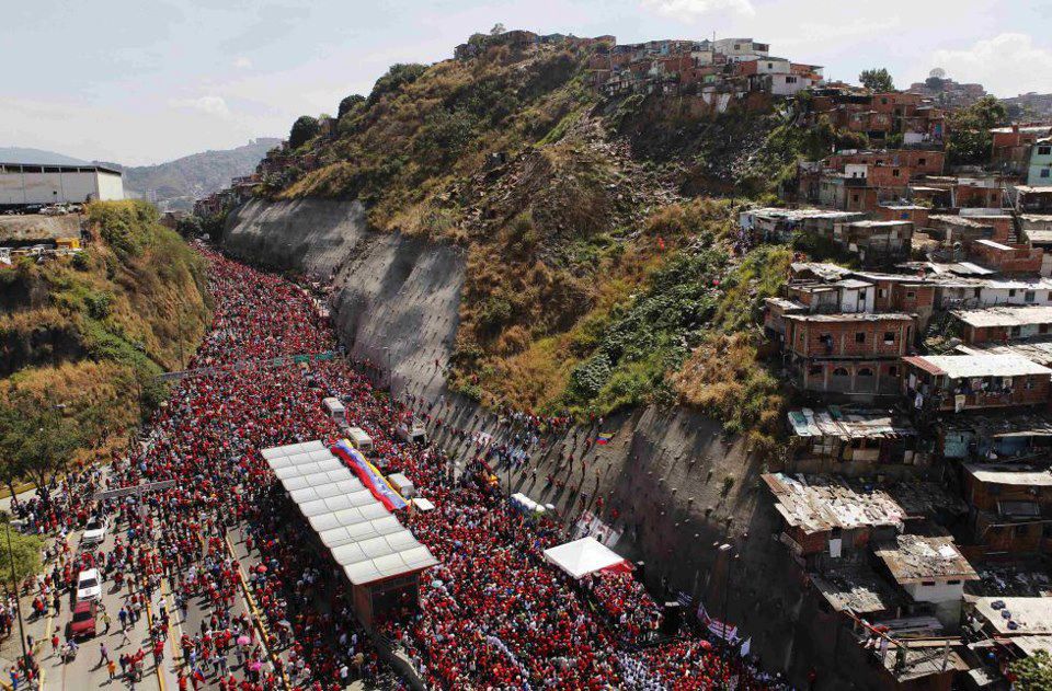 Συγκλονιστική φωτογραφία από την περιφορά της σορού του Τσάβες στη Βενεζουέλα - Φωτογραφία 2