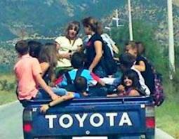 Τα παιδιά μεταφέρονται στο σχολείο σε καρότσες αγροτικών - Φωτογραφία 1