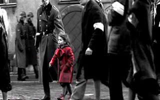 Το κορίτσι με το κόκκινο παλτό στην ταινία Η λίστα του Σίντλερ - Φωτογραφία 1