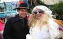 Πάτρα: Oλοήμερο υπαίθριο γλέντι με τσίκνα και έναν …ανατρεπτικό καρναβαλικό γάμο - Δείτε φωτο - Φωτογραφία 4