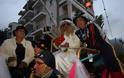 Πάτρα: Oλοήμερο υπαίθριο γλέντι με τσίκνα και έναν …ανατρεπτικό καρναβαλικό γάμο - Δείτε φωτο - Φωτογραφία 5