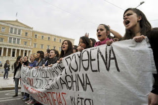 Εικαστική διαμαρτυρία φοιτητών για το σχέδιο Αθηνά - Φωτογραφία 1