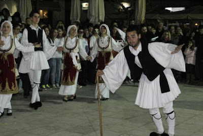 “Παραδοσιακά Αποκριάτικα Σεργιάνια” στο Αίγιο με μπούλες, μουντζούρηδες και “πιπεράτα” τραγούδια - Δείτε φωτο - Φωτογραφία 3