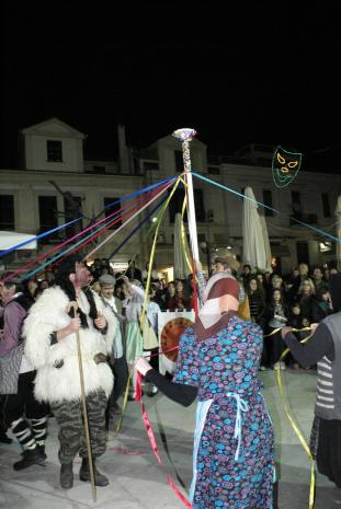 “Παραδοσιακά Αποκριάτικα Σεργιάνια” στο Αίγιο με μπούλες, μουντζούρηδες και “πιπεράτα” τραγούδια - Δείτε φωτο - Φωτογραφία 4