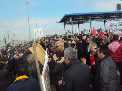 Χιλιάδες πολίτες απελευθέρωσαν τα διόδια Αιγινίου - Φωτογραφία 2