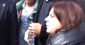 H Βουλευτής του ΣΥΡΙΖΑ Μ.Τριανταφύλλου «απειλεί» την αστυνομία ότι δεν θα βγει έξω από το ξενοδοχείο ο Υπουργός [Video] - Φωτογραφία 1