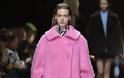 Ροζ, φούστες και στράπλες: Τα trends που άφησε πίσω της η Εβδομάδα Μόδας στο Παρίσι - Φωτογραφία 3