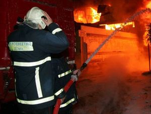 Πυρκαγιά την νύχτα σε αποθήκη στο Ηράκλειο - Φωτογραφία 1