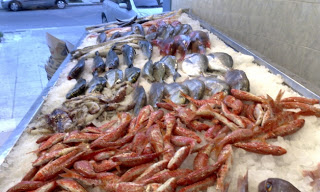 Πάτρα: Πέταξαν τα ψάρια - Αρπαξαν δέκα κασέλες ψάρια από ιχυοπωλείο - Φωτογραφία 1