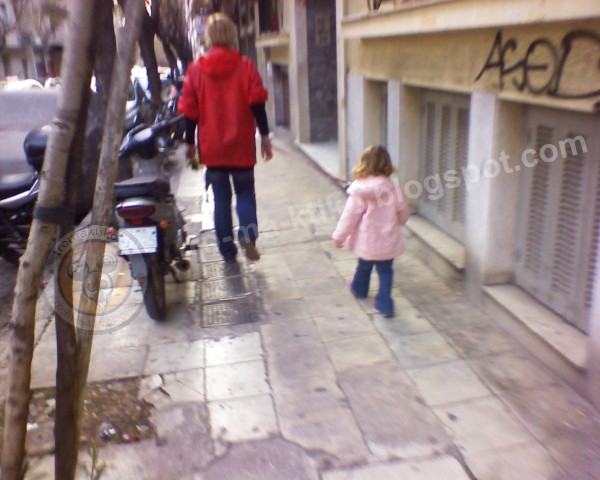 Απίστευτο: Αναγνώστης απαθανατίζει την κυρία στο κέντρο της Αθήνας να τραβάει το παιδί της με λουρί - Δείτε φωτογραφία - Φωτογραφία 2