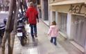 Απίστευτο: Αναγνώστης απαθανατίζει την κυρία στο κέντρο της Αθήνας να τραβάει το παιδί της με λουρί - Δείτε φωτογραφία - Φωτογραφία 2