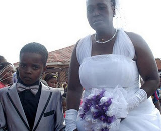 Οκτάχρονο αγόρι παντρεύτηκε 61χρονη μητέρα επειδή του το είπε ο νεκρός παππούς του - Φωτογραφία 1