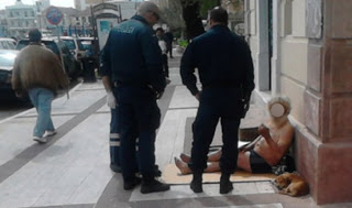Μυτιλήνη: Του έκοψαν τη σύνταξη και... βγήκε από τα ρούχα του - Δείτε φωτό! - Φωτογραφία 1