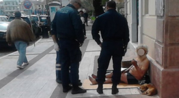 Μυτιλήνη: Του έκοψαν τη σύνταξη και... βγήκε από τα ρούχα του - Δείτε φωτό! - Φωτογραφία 3