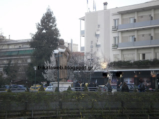 Σπασμένες λάμπες φωτισμού στο άγαλμα του Ασκληπιού στα Τρίκαλα - Φωτογραφία 2