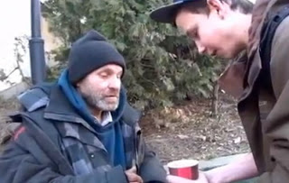 Συγκινητικό βίντεο -Πως να φτιάξεις την ημέρα ενός άστεγου - Φωτογραφία 1