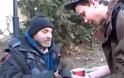 Συγκινητικό βίντεο -Πως να φτιάξεις την ημέρα ενός άστεγου