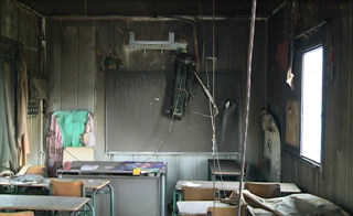 Στο γραφείο των δασκάλων οι μαθητές του 25ου δημοτικού Ευόσμου, μετά τη φωτιά στην προκατασκευασμένη αίθουσα - Φωτογραφία 1
