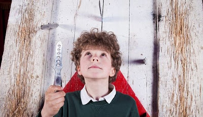 Απίστευτο: 10χρονος έχει χόμπι να πετάει μαχαίρια στη μητέρα του! - Φωτογραφία 2