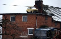 Αυτοκίνητο προσγειώθηκε σε στέγη σπιτιού! - Φωτογραφία 1