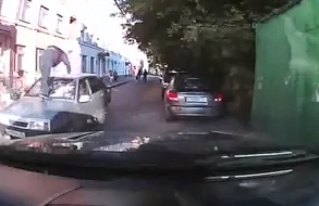 Άντρας έχει ανέβει σε αμάξι και κλωτσάει το τζάμι! [Video] - Φωτογραφία 1