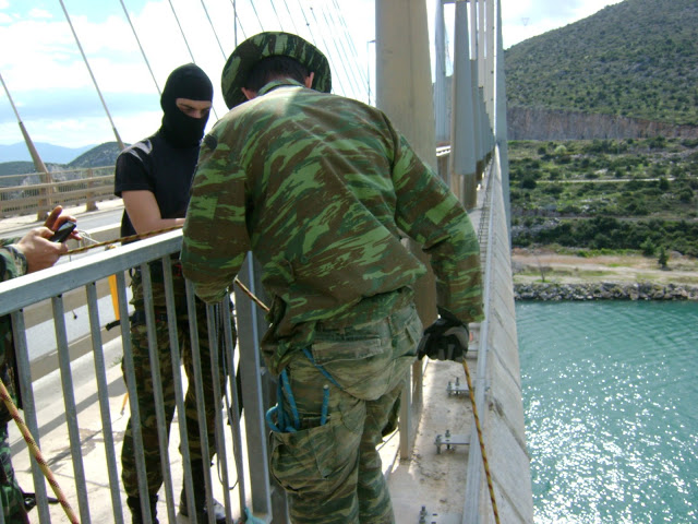 Άσκηση Μονάδας Εφέδρων Καταδρομών Μ.Ε.Κ. στην Υψηλή γέφυρα της Χαλκίδας - Φωτογραφία 26