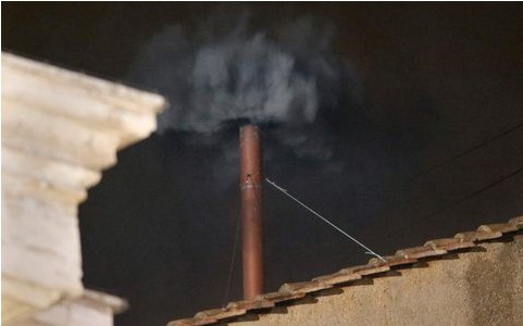 Δεύτερη μέρα ψηφοφορίας για το νέο ποντίφικα - Aναμένοντας τον λευκό καπνό - Φωτογραφία 2