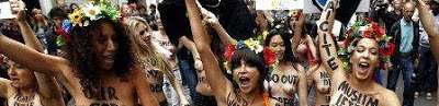 Γυμνόστηθες FEMEN υπέρ των μπαμπάδων της Γαλλίας - Φωτογραφία 2