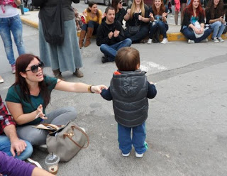 Δείτε σε βίντεο τον μικρότερο διαδηλωτή της Ελλάδας κατά του σχεδίου Αθηνά! - Φωτογραφία 1