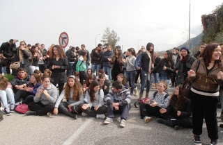Νέο αποκλεισμό της Εθνικής οδού και καθιστική διαμαρτυρία με κεριά αποφάσισαν στο Αίγιο - Φωτογραφία 1