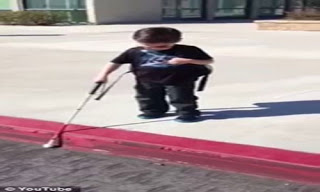 Συγκινητικό βίντεο: 4χρονο τυφλό αγοράκι κατεβαίνει το πεζοδρόμιο για πρώτη φορά! - Φωτογραφία 1
