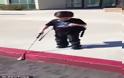 Συγκινητικό βίντεο: 4χρονο τυφλό αγοράκι κατεβαίνει το πεζοδρόμιο για πρώτη φορά!