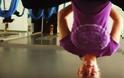 Τι κάνει η Νάντια Μπουλέ κρεμασμένη ανάποδα από το ταβάνι; - Φωτογραφία 1