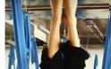 Τι κάνει η Νάντια Μπουλέ κρεμασμένη ανάποδα από το ταβάνι; - Φωτογραφία 4
